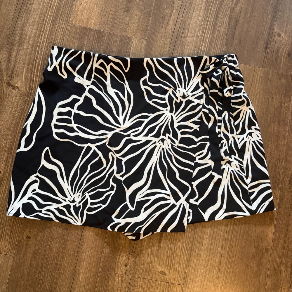 Nine West Skort Women XL Black White Abstract Floral Wrap Side Tie Resortwear